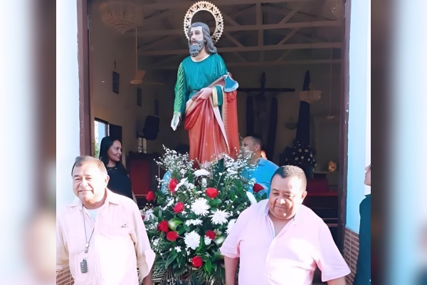Devotos se preparan para iniciar la procesión en honor a San Judas Tadeo, recorriendo las calles de Carraipía con fe, música y esperanza.