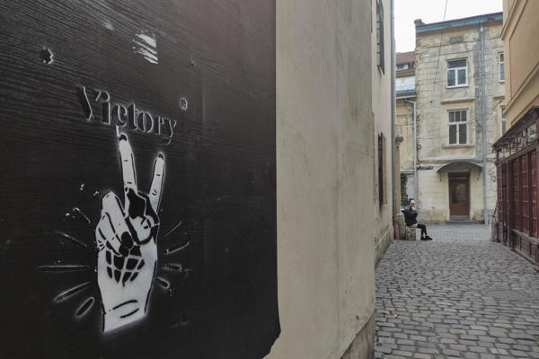 Los actuales esfuerzos diplomáticos para poner fin a la guerra han alentado el debate público en Ucrania sobre los objetivos estratégicos que se pueden alcanzar y sobre las concesiones necesarias para lograr la paz, a pesar de que la mayoría de los observadores ven pocas posibilidades de llegar a una solución duradera en un futuro cercano. EFE/ Rostyslav Averchuk