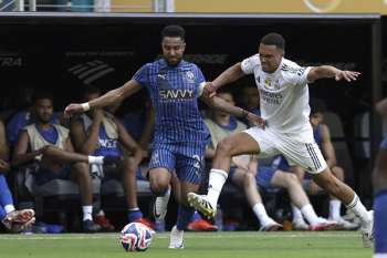 Trent-Alexander Arnold, lateral y nuevo jugador del Real Madrid, enfrentándose con un jugador del Al Hilal por un balón dividido. Trent-Alexander Arnold, lateral y nuevo jugador del Real Madrid, enfrentándose con un jugador del Al Hilal por un balón dividido.