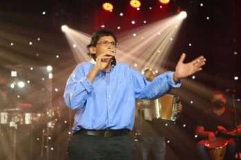 Desde hacía varios Luis Aniceto Egurrola Hinojosa, realizaba presentaciones como canta autor de sus propias canciones y también hizo un trabajo discográfico con sus composiciones.